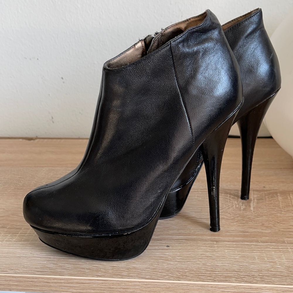 Steve Madden black leather booties